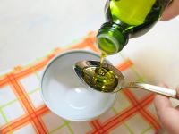 Οφέλη του να πίνετε ελαιόλαδο με το κουτάλι: Τι έχει αποδειχτεί και τι όχι
