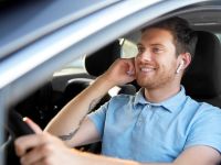 Πώς η ομιλία κατά την οδήγηση καθυστερεί τις κινήσεις των ματιών και προκαλεί ατυχήματα