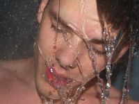 Η παράξενη τάση για ντους στο σκοτάδι ίσως καταπολεμάει φυσικά την αϋπνία