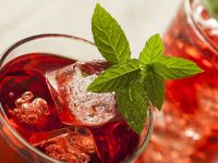 Τα 7 οφέλη υγείας του νερού ιβίσκου που ίσως σας καταπλήξουν