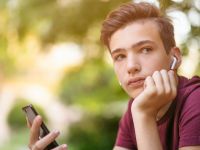 Ο υπερβολικός χρόνος μοναξιάς έχει δραματική επίδραση στον εφηβικό εγκέφαλο