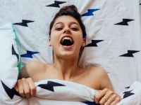 Πόσες γυναίκες έχουν απροσδόκητες αντιδράσεις μετά από οργασμό, όπως γέλιο, κλάμα, φτέρνισμα