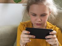 Αυξάνει τον κίνδυνο ΔΕΠΥ ο υπερβολικός χρόνος του παιδιού σε οθόνες;