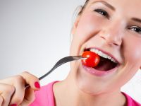 Πώς οι ντομάτες προστατεύουν από την ουλίτιδα – Λαμπερά χαμόγελα από νέα έρευνα