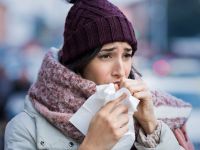 Έκλεισε η φωνή σας και δεν σταματάτε να βήχετε; Μπορεί να έχετε αδενοϊό και όχι γρίπη