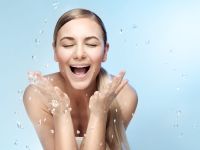 Τι μπορεί να κάνει για το δέρμα μια εβδομάδα περιποίησης προσώπου με παγωμένο νερό