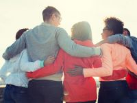 Παγκόσμια Ημέρα Αγκαλιάς: Τι συμβαίνει στον εγκέφαλο και στο σώμα όταν αγκαλιαζόμαστε