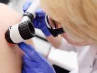 «Εμβόλιο» για το μελάνωμα: Συνδυαστική θεραπεία μειώνει τον κίνδυνο υποτροπής ή θανάτου κατά 49%