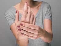 Πώς να αναγνωρίσετε και να διαχειριστείτε την πρώιμη αρθρίτιδα στα δάχτυλα