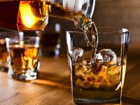 Ο ακριβής αριθμός αλκοολούχων ποτών που διπλασιάζει τον κίνδυνο καρκίνου παχέος εντέρου