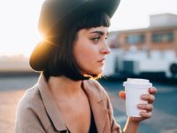 Τα ποτήρια για καφέ στο χέρι απελευθερώνουν χιλιάδες μικροπλαστικά: Πώς να προστατευθείτε