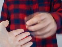 Γιατί τρέμουν τα χέρια μου; Οι 8 πιο πιθανές αιτίες νέου ή ξαφνικού τρόμου χεριών