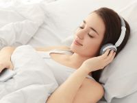 Τι είναι ο ροζ θόρυβος που χαλάει τον ύπνο REM και ξυπνάτε κουρασμένοι