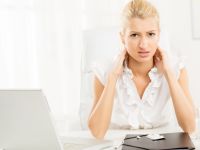 Το κινητό και ο υπολογιστής επιβαρύνουν τον αυχένα - 3 απλά βήματα για αποτελεσματική πρόληψη