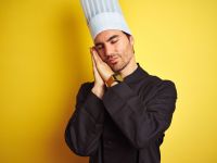 Μεταγευματική υπνηλία: Πώς δεν θα σας πιάνει νύστα μετά το φαγητό