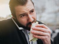 8 καθημερινές συνήθειες που αυξάνουν κρυφά το σάκχαρο αίματος