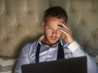 Εργασιακή υπερφόρτωση: Πώς φαίνεται και πώς επηρεάζει την υγεία σας