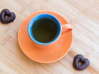 Μαύρη σοκολάτα ή πράσινο τσάι; Ποιο έχει περισσότερα αντιοξειδωτικά και ενισχύει τη διάθεση;