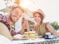 Πώς μια βόλτα μετά το γεύμα αλλάζει τον τρόπο που εγκέφαλος και σώμα αντιδρούν στο φαγητό