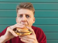 Το χειρότερο κρέας για το έντερο, σύμφωνα με γαστρεντερολόγους