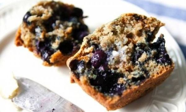 Πεντανόστιμα και διαιτητικά muffins με βατόμουρα και δημητριακά