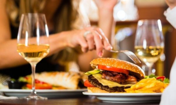 Γιατί προτιμάμε τα «ανθυγιεινά» πιάτα στις εξόδους μας...