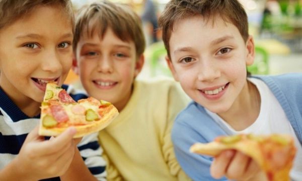 Σταματήστε το junk food στα παιδιά, αν θέλετε καλούς βαθμούς στο σχολείο