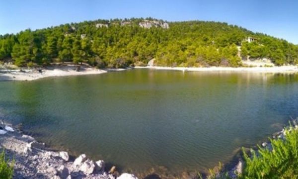 Η άγνωστη λίμνη που βρίσκεται μισή ώρα από την Ομόνοια