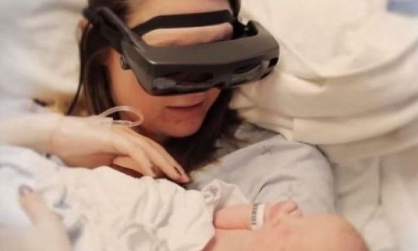Τυφλή μητέρα βλέπει για πρώτη φορά τον νεογέννητο γιο της, με τη βοήθεια της τεχνολογίας (vid)