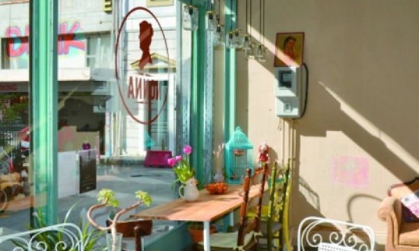 Η Ελένη Ψυχούλη βγαίνει τσάρκα στου -αναγεννημένου- Ψυρρή