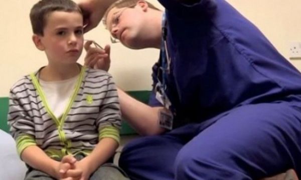 Αυτό το αγόρι νόμιζε πώς είχε ένα μολύβι στο αφτί του αλλά οι γιατροί αφαίρεσαν κάτι άλλο!