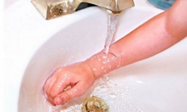 Πώς να αντιμετωπίσετε μικρές πληγές όπως ένα κόψιμο ή ένα γδάρσιμο