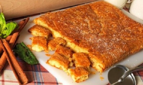 Γλυκιά και τραγανή μπουγάτσα με τυρί!