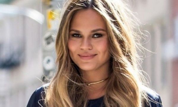 Κάν' το όπως η Chrissy Teigen: 3 τρόποι να χρησιμοποιείς το έλαιο καρύδας κάθε μέρα!
