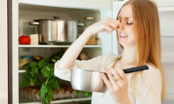 Εύκολοι τρόποι για να μη μυρίζει το ψυγείο σας