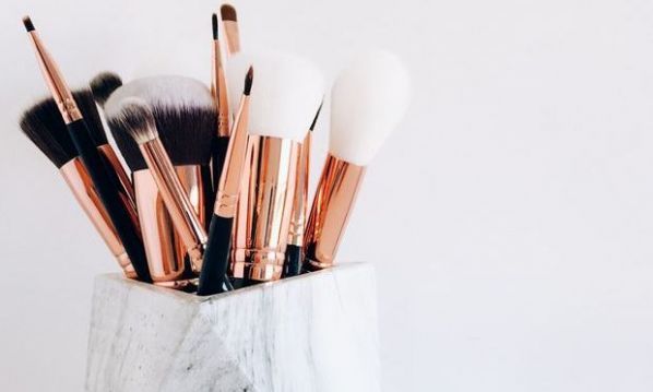 Καθαρίστε τα πινέλα του μακιγιάζ σας σήμερα!