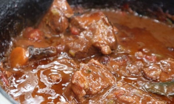 Η συνταγή της ημέρας: Σιγομαγειρεμένο μοσχαράκι στη γάστρα