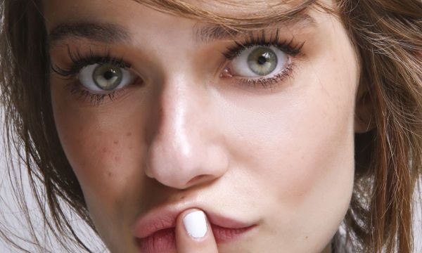 Πόσο κακό κάνουν τελικά τα extensions βλεφαρίδων στις δικές σου βλεφαρίδες;