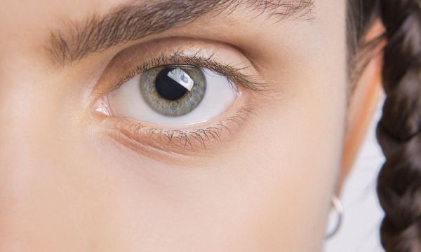 Το κόλπο για να καλύπτεις αποτελεσματικά τους μαύρους κύκλους