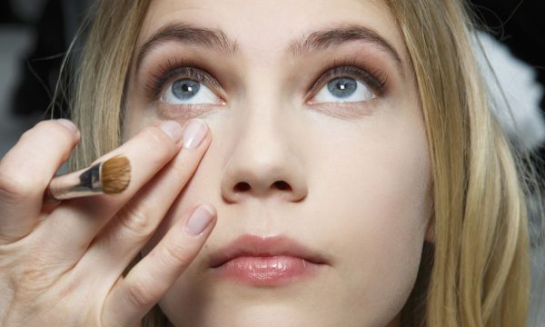 Τελικά πότε πρέπει να φοράς το κονσίλερ; Πριν ή μετά το μακιγιάζ των ματιών;