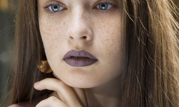 Αυτό είναι το τέλειο τρικ για να κρύψεις το διπλοσάγωνο και να κάνεις το πρόσωπό σου πιο λεπτό!