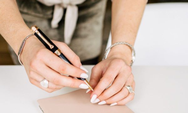 Ο τρόπος για να κάνεις οποιοδήποτε βερνίκι νυχιών να μοιάζει με gel