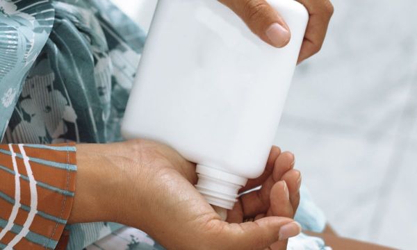 5+1 όροι που πρέπει να γνωρίζεις για να διαλέξεις σωστά αντηλιακό