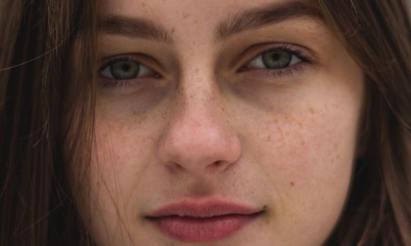 «No MakeUp In May Challenge»: Τι είναι και γιατί να το κάνεις