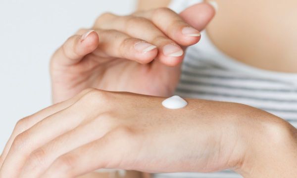 Beauty alert: 10 τρόποι να χρησιμοποιήσεις τη βαζελίνη για να γίνεις ακόμα πιο όμορφη