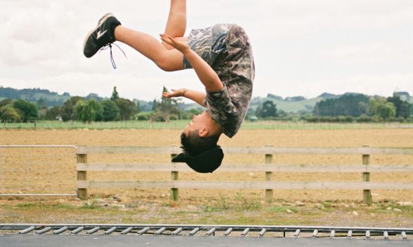 Bungee τραμπολίνο: Η νέα διασκεδαστική συνήθεια που δε θα μπορείς να χορτάσεις με την παρέα σου