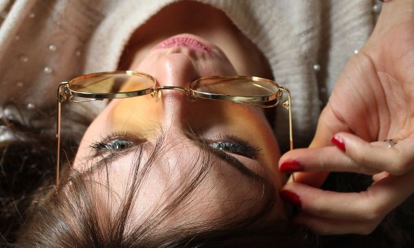 Κουρασμένα μάτια στο γραφείο; Δες το trick για να τα ξεκουράσεις