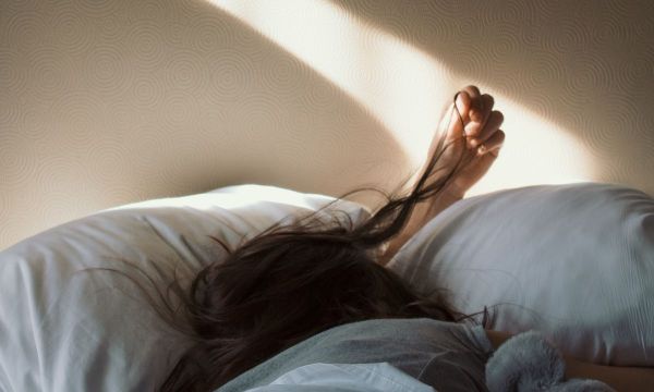 Τελικά είχε δίκιο η γιαγιά σου; Πρέπει να χτενίζεσαι πριν κοιμηθείς ή όχι; Μάθαμε και σου λέμε