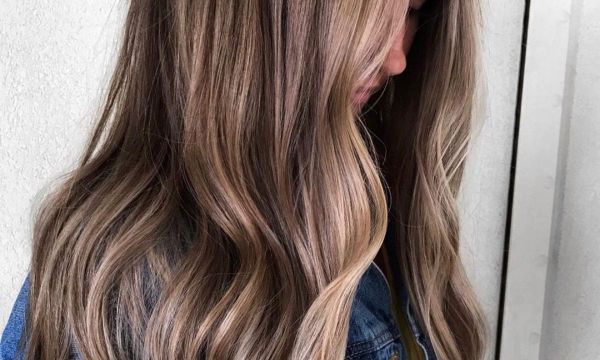 Είσαι καστανή; Έχουμε ιδέες για να κάνεις ανταύγειες όσο σκούρα και αν είναι τα μαλλιά σου