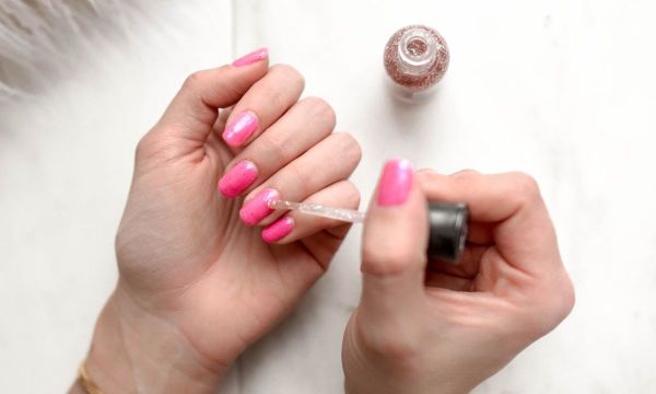 Αυτές οι 5 κακές συνήθειες μπορούν να καταστρέψουν τα νύχια σου